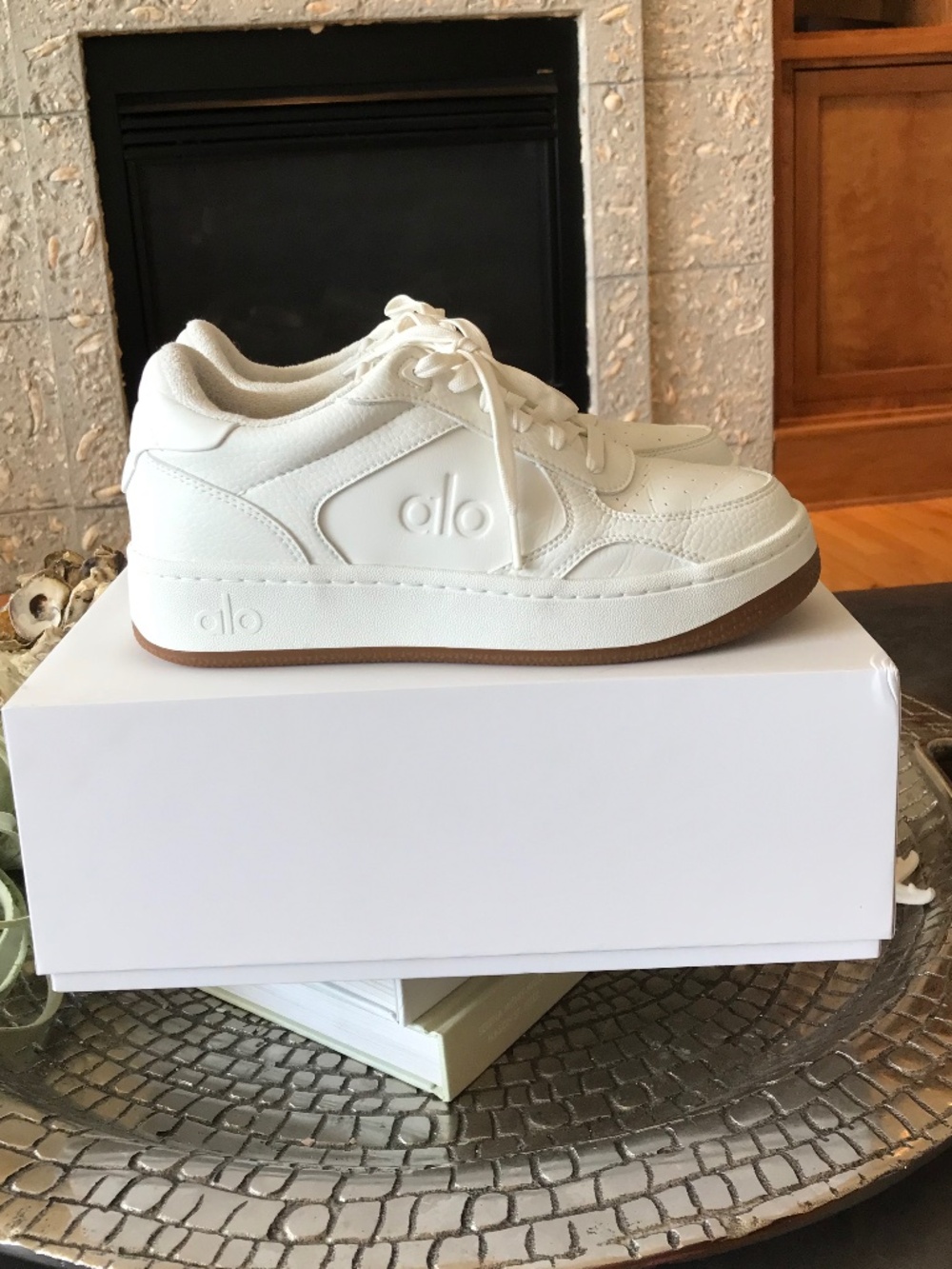 ALO Yoga Cream/White Low-Top Sneakers